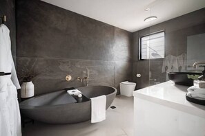 Badewanne, Haartrockner, Shampoo