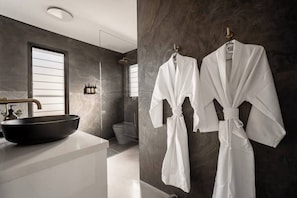 Badewanne, Haartrockner, Shampoo