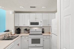 Køleskab, mikrobølgeovn, ovn, kogeplade