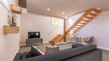 Loft (King Gallery 1) | Wohnbereich | 40-Zoll-Smart-TV mit Digitalempfang, Netflix, Streaming-Dienste