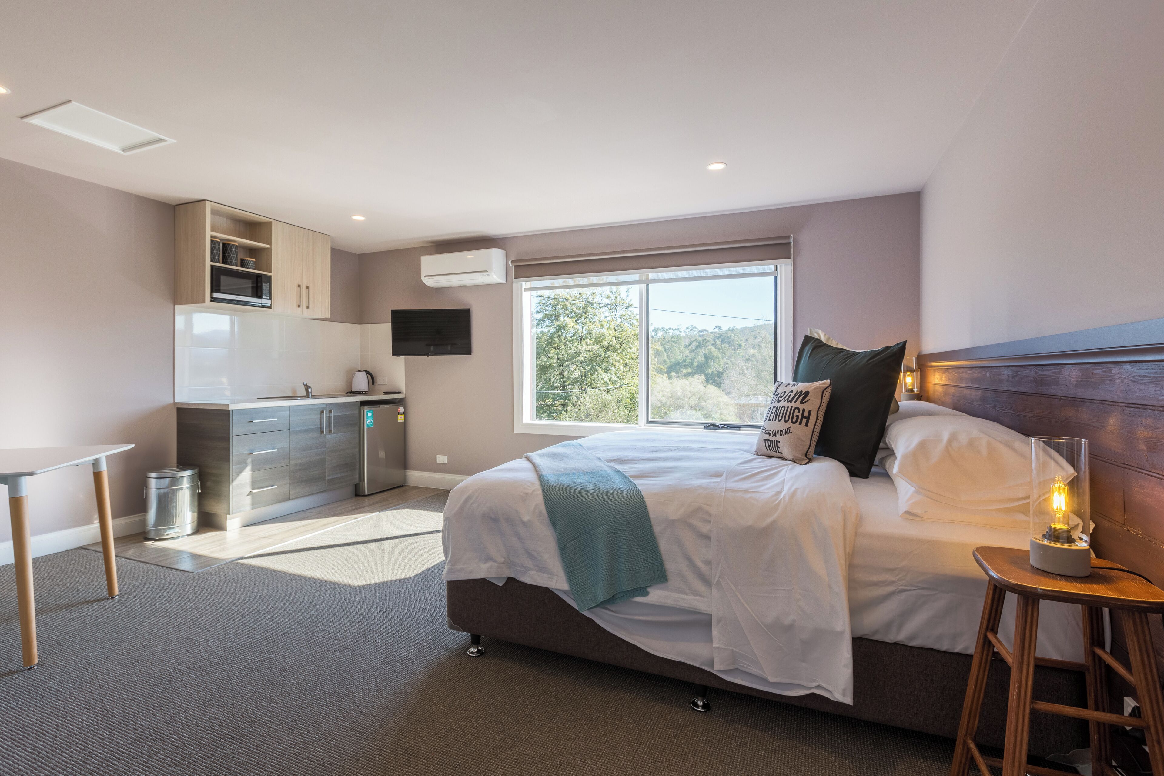 King Studio | 1 bedroom, individually decorated, individually furnished, desk