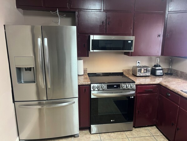 冰箱、微波炉、烤箱、炉灶