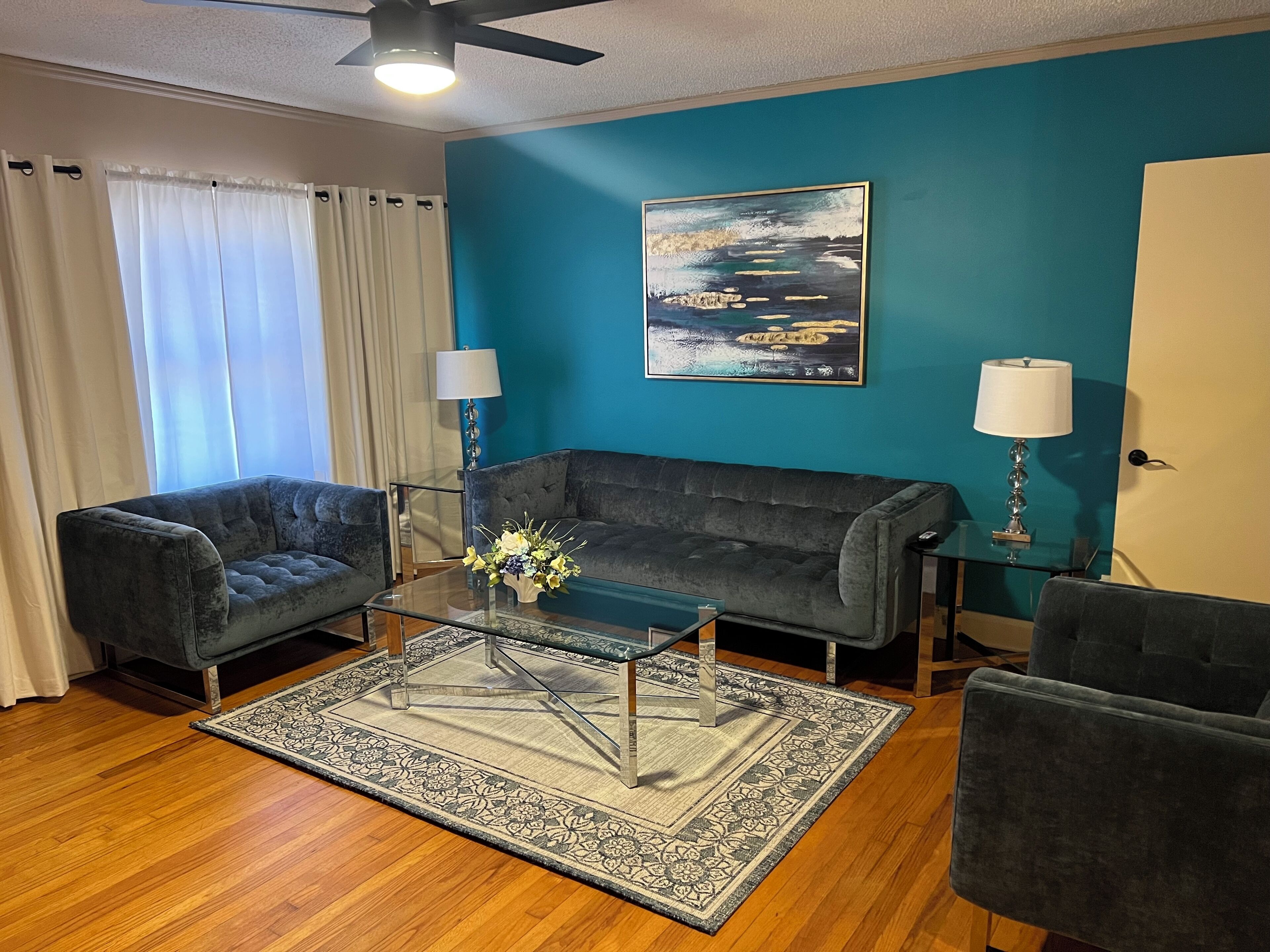 TV connectée, cheminée, écrans d'ordinateur