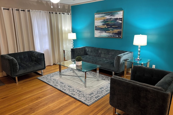 Family Room…….seating for 5