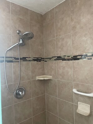 Dusche, Whirlpool, Handtücher, Seife