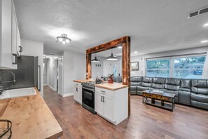 Refrigerador, microondas, horno y parrilla de estufa 