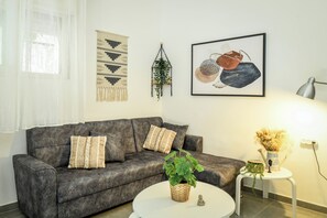 40-inch Smart TV with cable channels - Charming 2BR in Haifa by Sea N' Rent (Haifa)