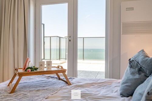 Penthouse Floor, amazing top floor views