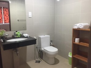 Haartrockner, Handtücher, Seife, Toilettenpapier