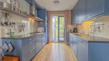 Een koelkast, een magnetron, een kookplaat, een vaatwasser