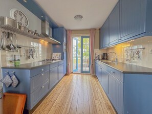 Frigorifero, microonde, piano cottura, lavastoviglie