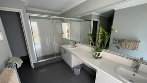 Shower, hair dryer, towels, soap - Bright Holiday Home (South Bunbury)