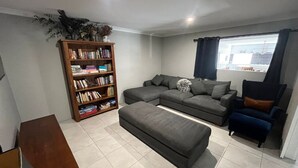 Living area - Bright Holiday Home (South Bunbury)