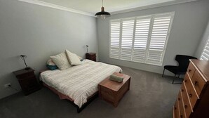 4 bedrooms, WiFi, bed sheets - Bright Holiday Home (South Bunbury)