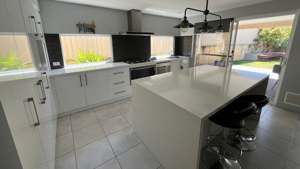 Microwave, oven, stovetop, dishwasher - Bright Holiday Home (South Bunbury)