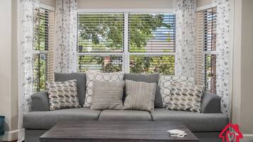 Fernseher, Kamin, DVD-Player, Bücher