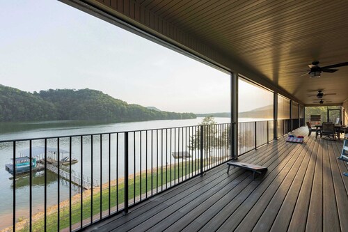 Lakefront Retreat in Mooresburg