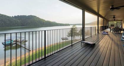 Lakefront Retreat in Mooresburg