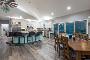 ثلاجة، ميكروويف، فرن، موقد طهي مسطح