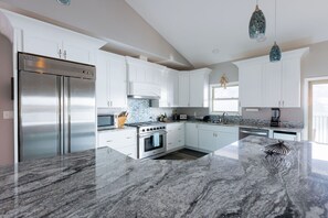 ثلاجة، ميكروويف، فرن، موقد طهي مسطح