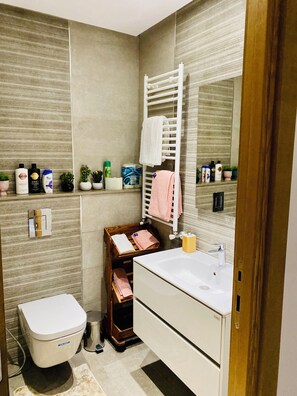 Toalhas de banho, sabonete, shampoo
