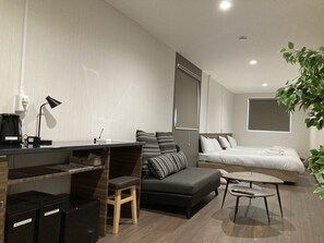 家庭三人房 | 办公桌、免费 WiFi