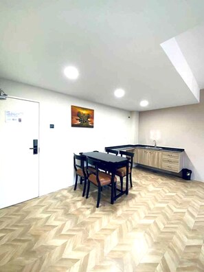 Family Suite | Desk, laptop workspace, free WiFi, bed sheets - Townhouse OAK Dz Premier Suite (Malacca City)