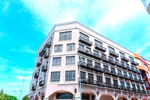 Front of property - Townhouse OAK Dz Premier Suite (Malacca City)