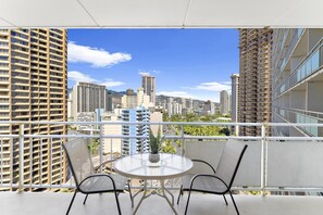Outdoor dining - 18th Fl Ilikai Hotel Condo | King Bed | Valet Parking | City View (Honolulu)