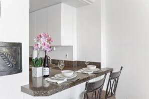 Dining - 18th Fl Ilikai Hotel Condo | King Bed | Valet Parking | City View (Honolulu)