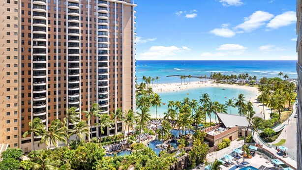 A high-rise hotel with a beachfront view, including a pool area and beach access. - 18th Fl Ilikai Hotel Condo | King Bed | Valet Parking | City View (Honolulu)