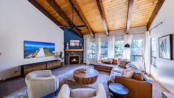 Una televisión, una chimenea