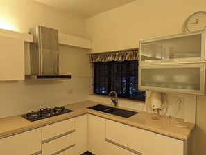 Microondas, parrilla de estufa, utensilios de cocina y comedor 