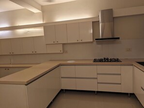 Microwave, stovetop, cookware/dishes/utensils, dining tables