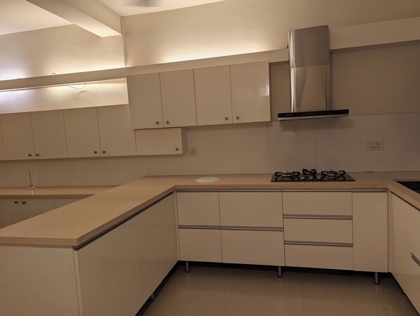 Microwave, stovetop, cookware/dishes/utensils, dining tables