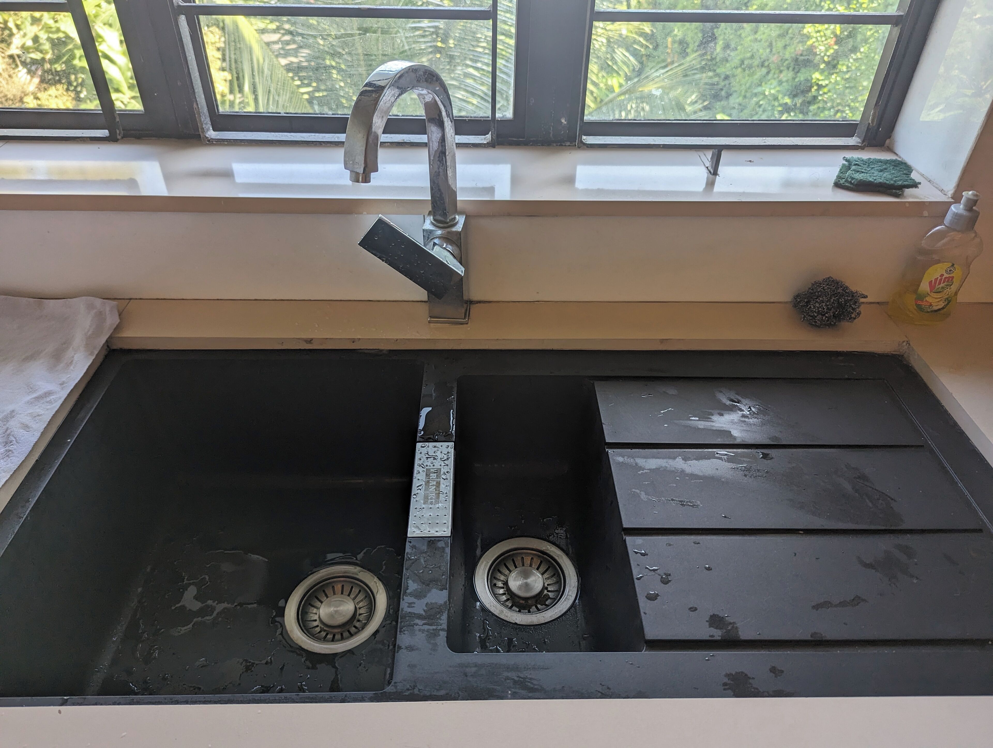 Mikrowelle, Herdplatte, Kochgeschirr/Geschirr/Besteck, Esstisch