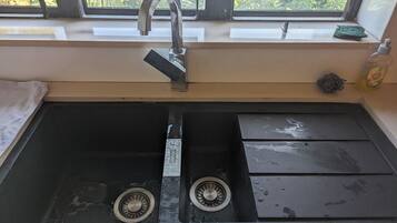 微波爐、爐具、廚房用具/餐具/器皿、餐桌