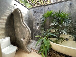 Suite Premier | Kamar mandi | Perlengkapan mandi gratis, jubah mandi, kloset, dan handuk