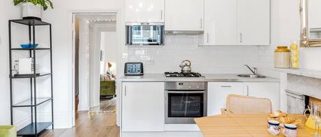 Réfrigérateur, micro-ondes, four