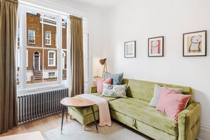TV, fireplace, DVD player - The Barnsbury, London Apartment w/WIFI (London)