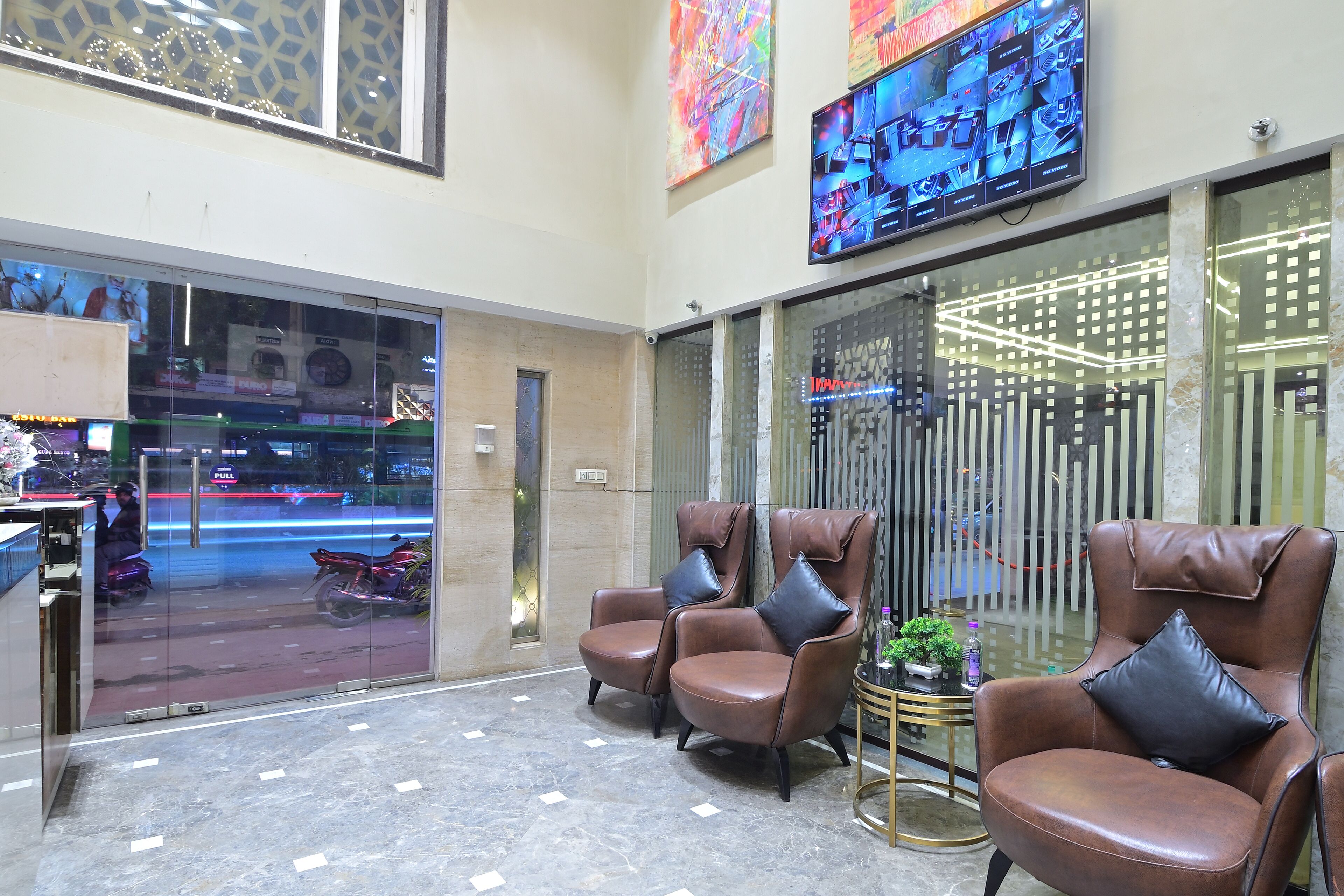 Foto - Hotel Oak Plaza - Free Airport & Train Station Shuttle Service