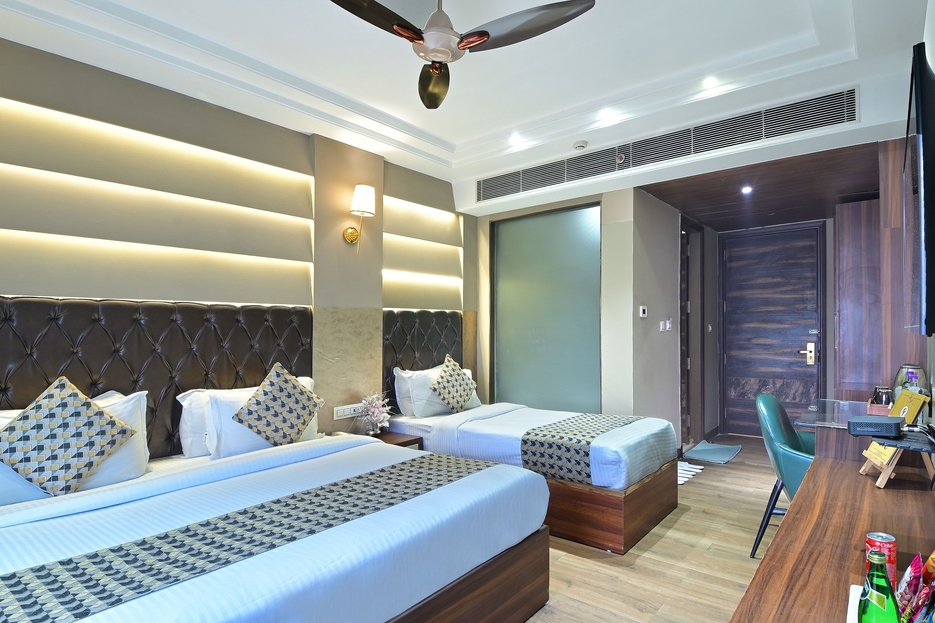 Photo - Hotel Oak Plaza Near Connaught Place & New Delhi Railway Station