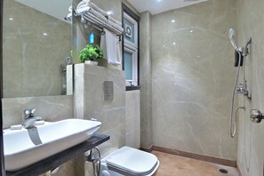 Habitación Deluxe doble | Baño | Ducha, artículos de higiene personal gratuitos, zapatillas y toallas