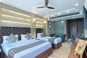 Habitación triple Confort | Ropa de cama de alta calidad, colchones Tempur-Pedic, escritorio