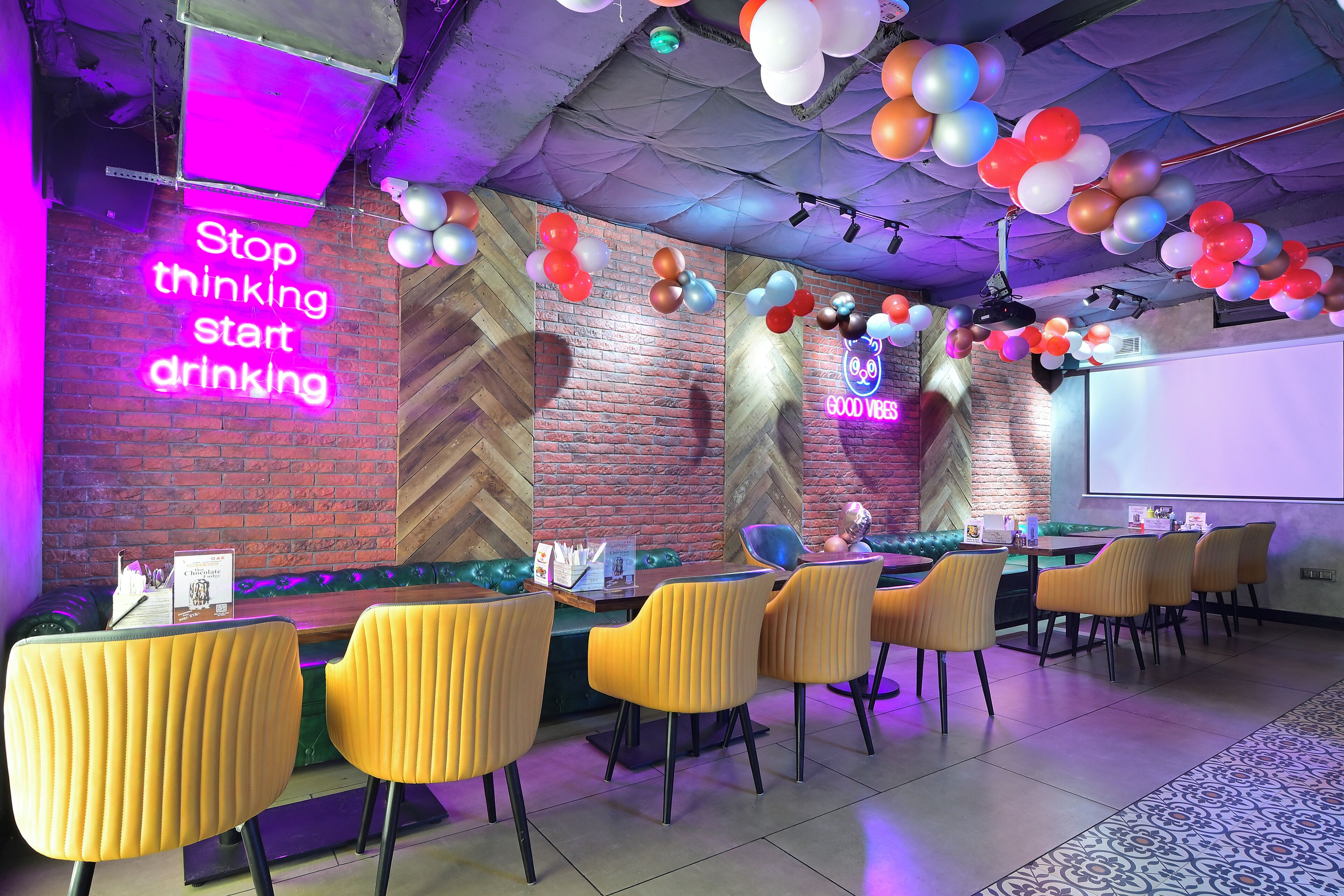 Photo - Hotel Oak Plaza Near Connaught Place & New Delhi Railway Station