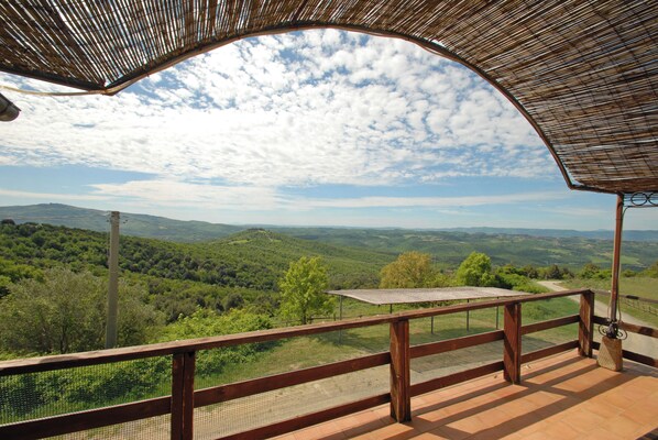 Property grounds - Old hunting lodge with exceptional views of lakes and villages of Val di Chiana (Città della Pieve)