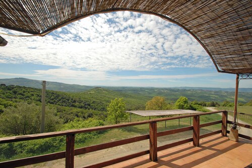 Old Hunting Lodge With Exceptional Views of Lakes and Villages of Val di Chiana