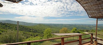 Old hunting lodge with exceptional views of lakes and villages of Val di Chiana