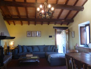 Smart-TV, Kamin, DVD-Player, Tischfußball