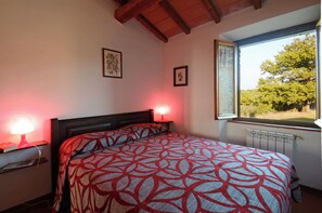 8 Schlafzimmer, Zimmersafe, Bügeleisen/Bügelbrett, Reisekinderbett